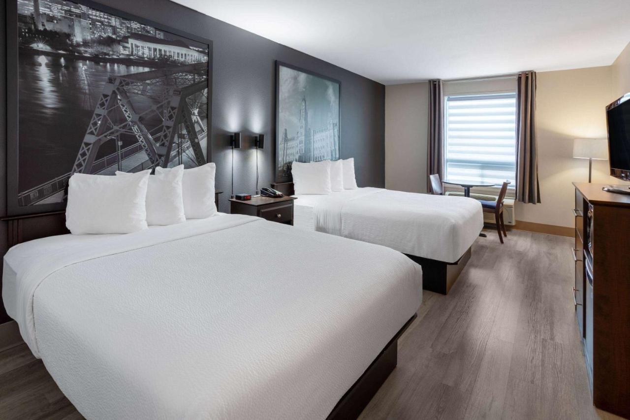 Super 8 By Wyndham Quebec City Exterior photo