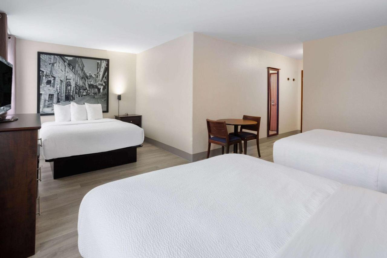 Super 8 By Wyndham Quebec City Exterior photo