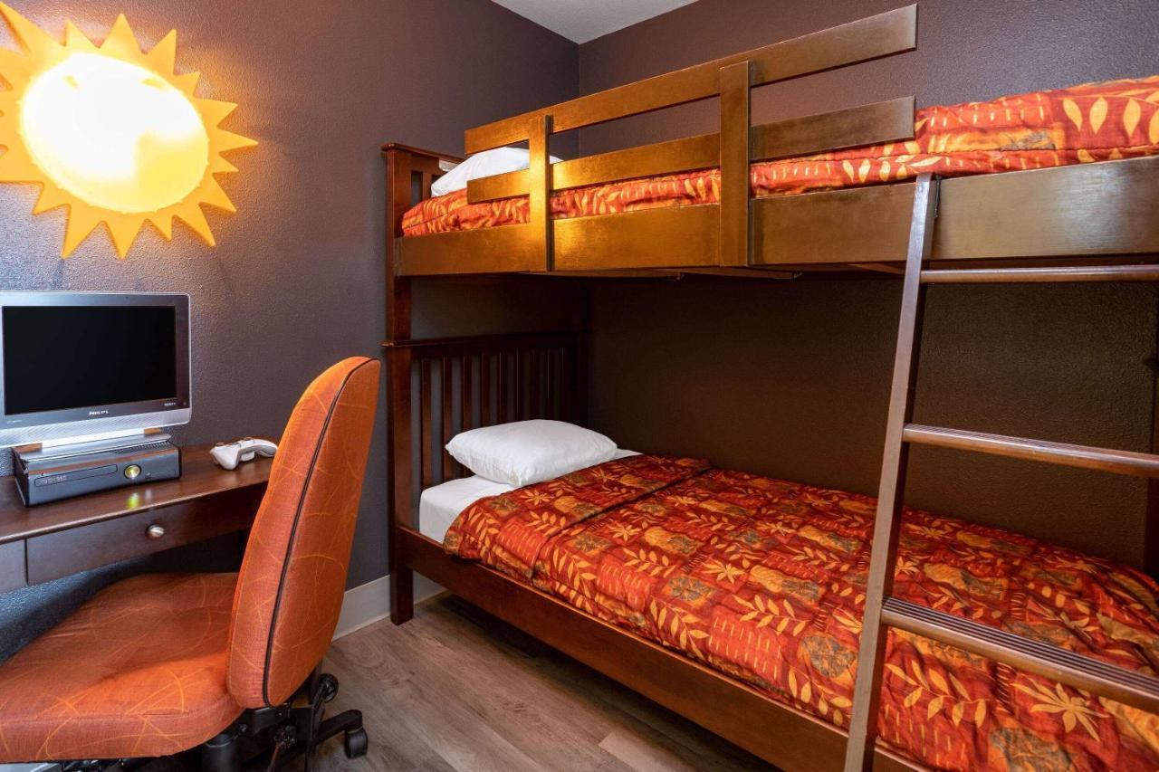 Super 8 By Wyndham Quebec City Exterior photo