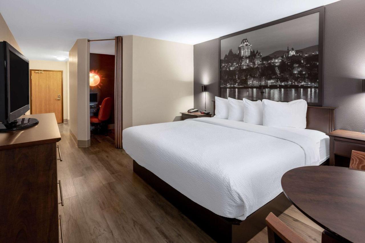 Super 8 By Wyndham Quebec City Exterior photo