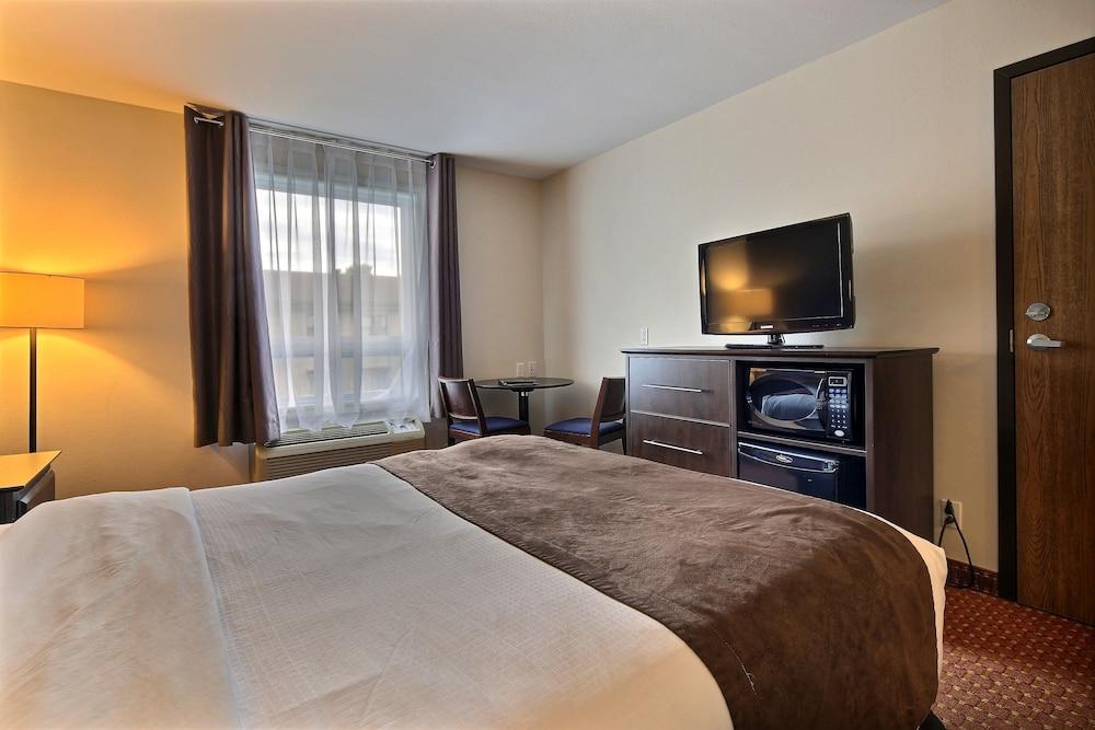 Super 8 By Wyndham Quebec City Exterior photo