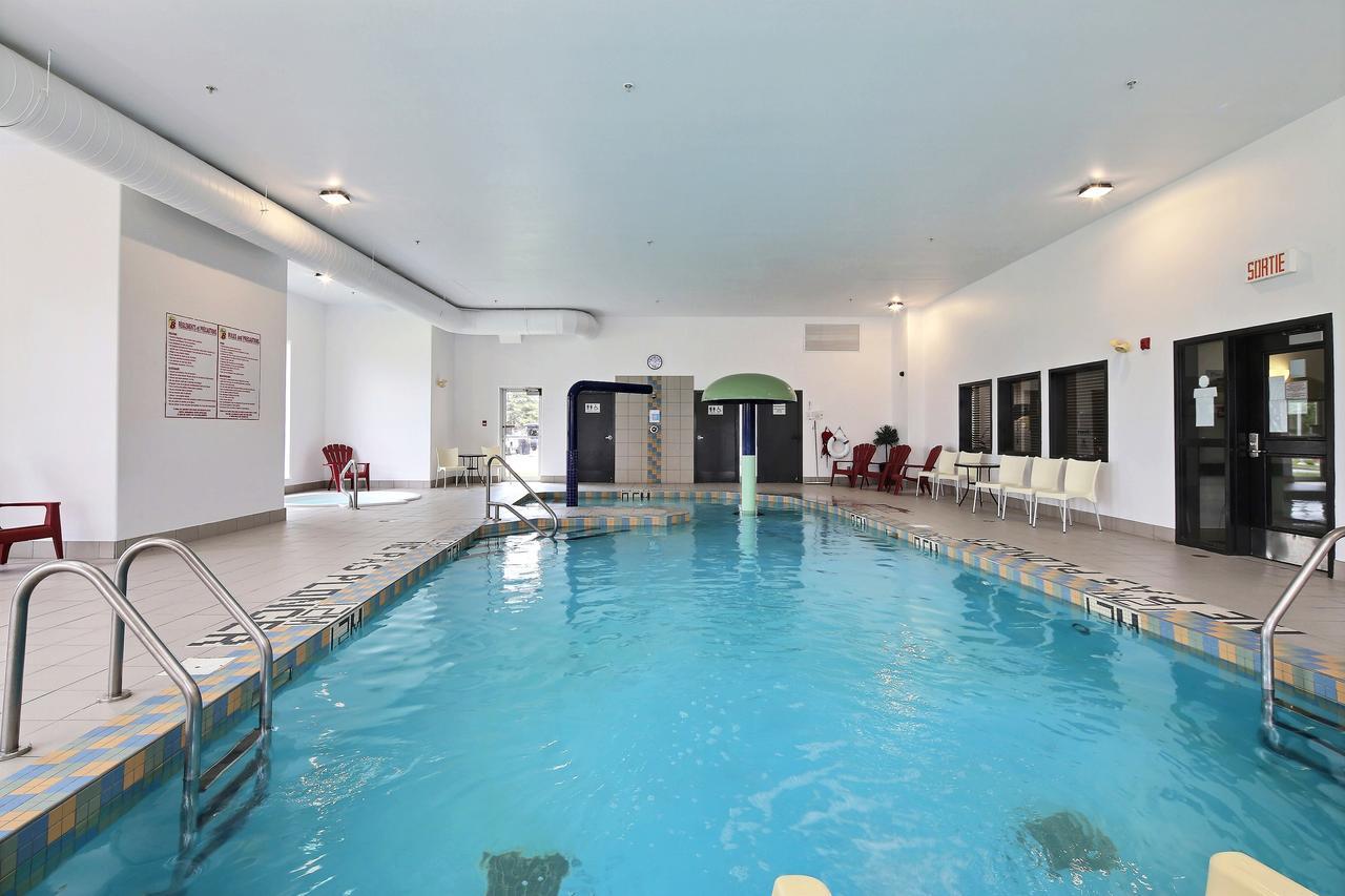 Super 8 By Wyndham Quebec City Exterior photo