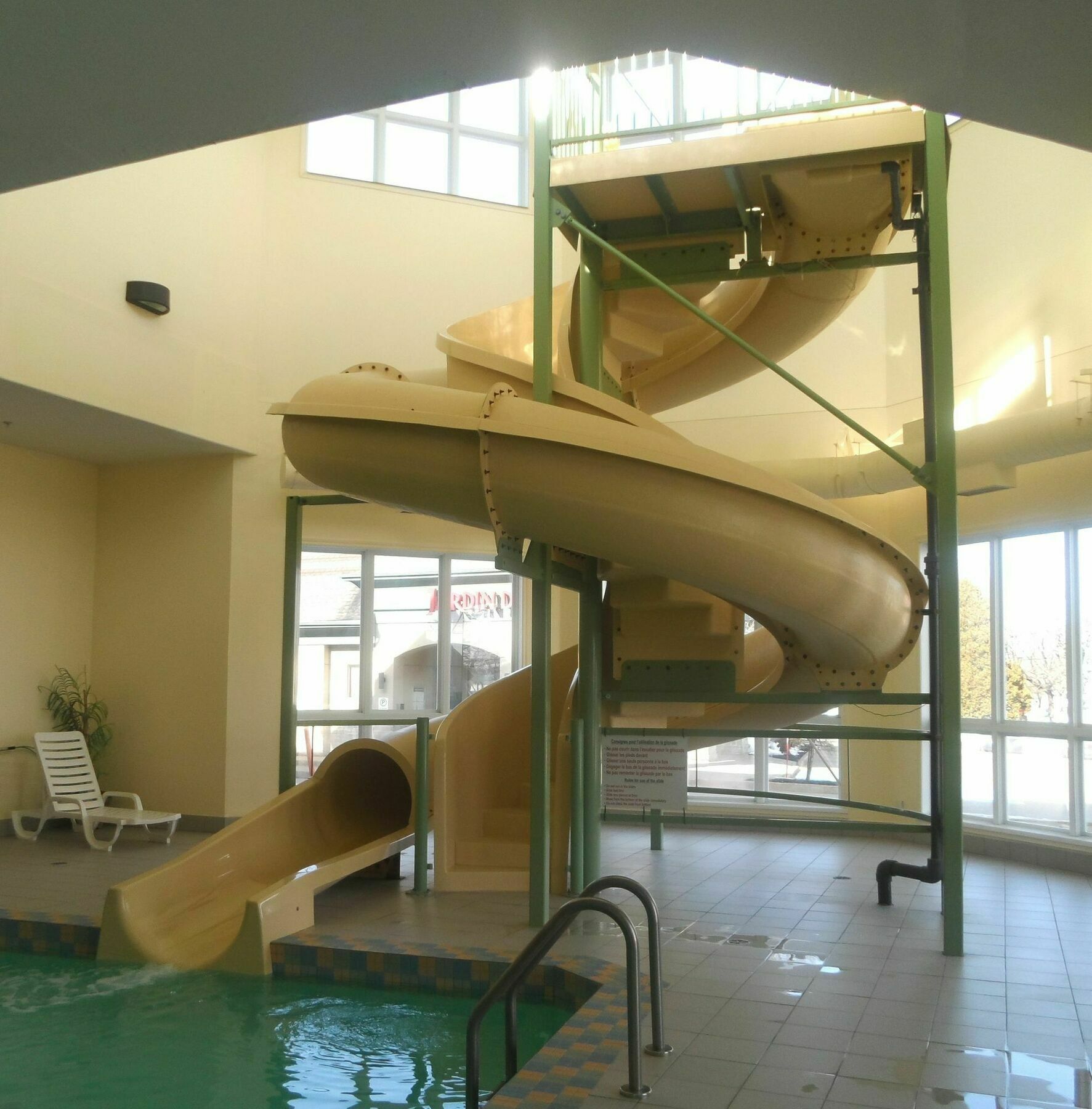 Super 8 By Wyndham Quebec City Exterior photo